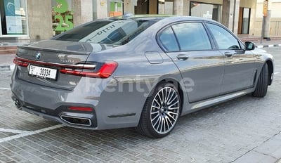 Gris BMW 750 Li M en alquiler en Dubai 1