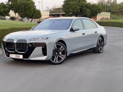 Серый BMW 740Li в аренду в Шарджа 0