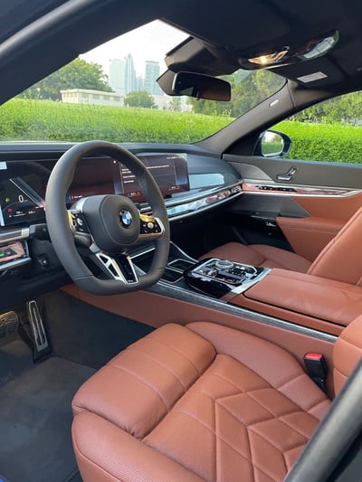 在阿布扎比租赁灰色 BMW 740Li 1