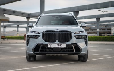 Grigio BMW X7 40i in affitto a Abu-Dhabi 0