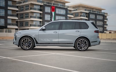 Grise BMW X7 40i en location à Abu-Dhabi 1