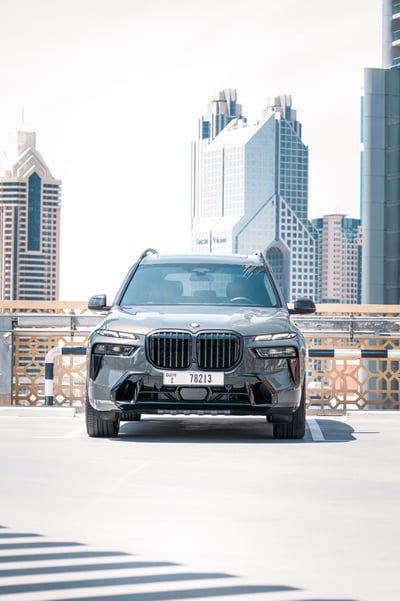 Gris BMW X7 40i en alquiler en Dubai 0