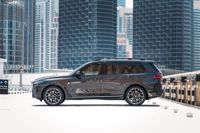 在迪拜租赁灰色 BMW X7 40i 1