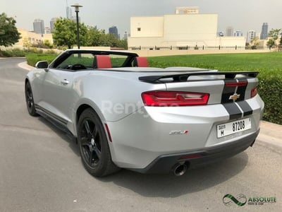 Grise Chevrolet Camaro en location à Dubai 1