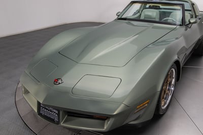 在迪拜租赁灰色 Chevrolet Corvette 1