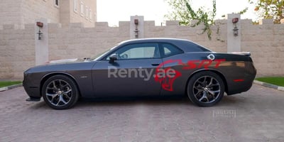 Grise Dodge Challenger V8 en location à Sharjah 1