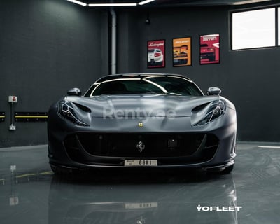 اللون الرمادي Ferrari 812 GTS للإيجار في الشارقة 0