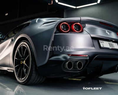 اللون الرمادي Ferrari 812 GTS للإيجار في دبي 1