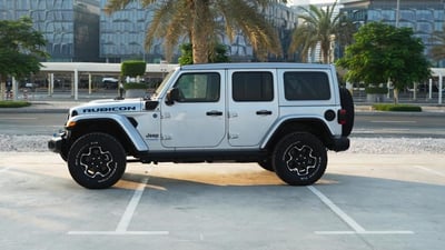 Silber Jeep Wrangler Rubicon zur Miete in Dubai 0