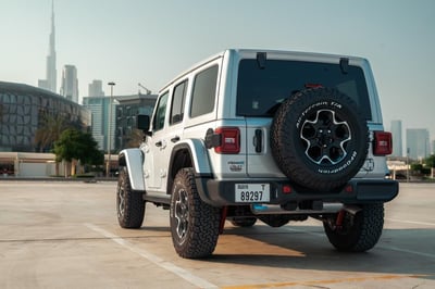 Silber Jeep Wrangler Rubicon zur Miete in Abu-Dhabi 1