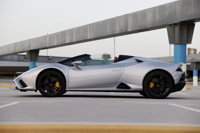 اللون الرمادي Lamborghini Huracan Evo Spyder للإيجار في أبو ظبي 0