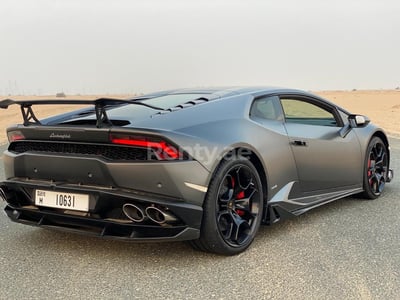 Grise Lamborghini Huracan en location à Abu-Dhabi 0