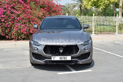 Grigio Maserati Levante in affitto a Dubai 1