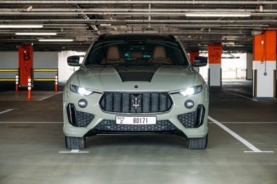 Gris Maserati Levante en alquiler en Abu-Dhabi 0