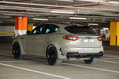 Grise Maserati Levante en location à Abu-Dhabi 1