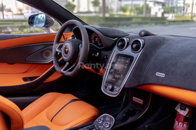 Argento Mclaren 570 Spider in affitto a Abu-Dhabi 1