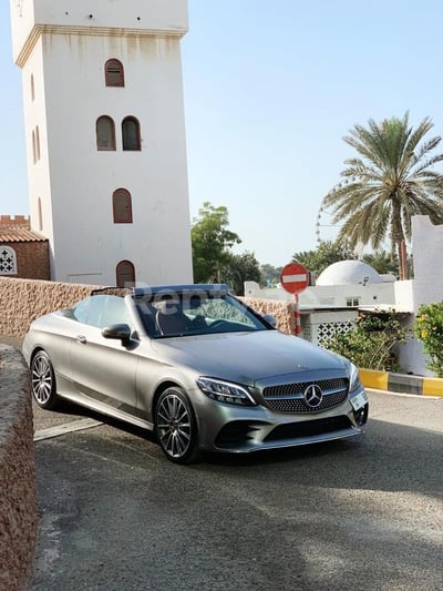 اللون الرمادي Mercedes C Class للإيجار في دبي 0