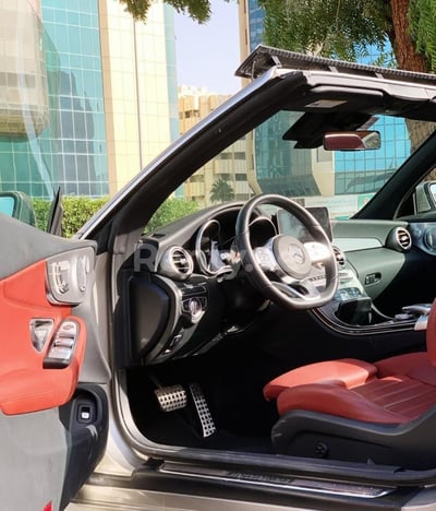 Grau Mercedes C Class zur Miete in Sharjah 1