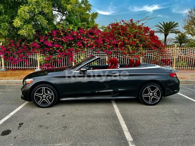 Noir Mercedes C300 Convertible en location à Dubai 0