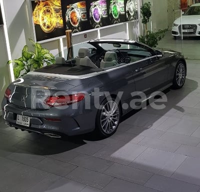 Gris Mercedes C300 Cabriolet en alquiler en Abu-Dhabi 0