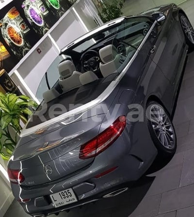 在阿布扎比租赁灰色 Mercedes C300 Cabriolet 1