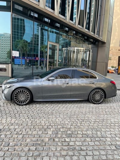 Grau Mercedes C200 zur Miete in Abu-Dhabi 1