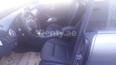 Grau Mercedes CLA 200 zur Miete in Dubai 1