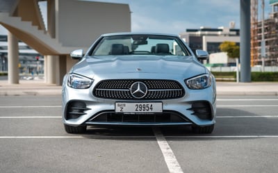 Grau Mercedes E200 Cabrio zur Miete in Abu-Dhabi 0