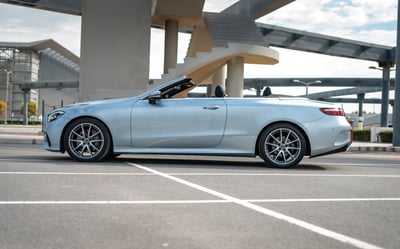 Grigio Mercedes E200 Cabrio in affitto a Dubai 1