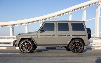 Grau Mercedes G63 AMG zur Miete in Dubai 1