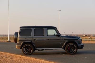 Grise Mercedes G63 AMG en location à Sharjah 1