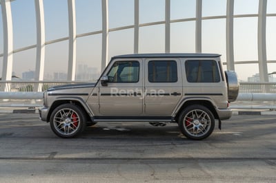 Gris Mercedes G63 AMG en alquiler en Dubai 0