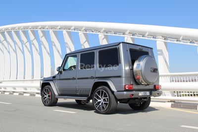 Grau Mercedes G63 zur Miete in Dubai 0