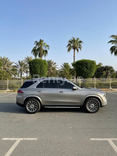 اللون الرمادي Mercedes GLE للإيجار في دبي 1