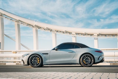 Grigio Mercedes SL63 AMG in affitto a Dubai 0