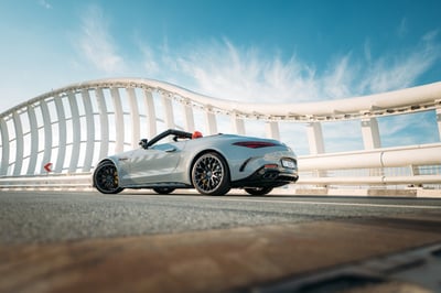 Grigio Mercedes SL63 AMG in affitto a Abu-Dhabi 1