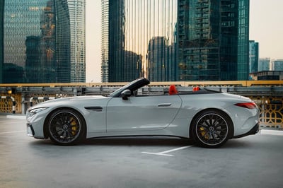 Grau Mercedes SL63 AMG zur Miete in Dubai 1