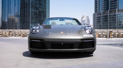 اللون الرمادي Porsche 911 Carrera Cabrio للإيجار في أبو ظبي 0