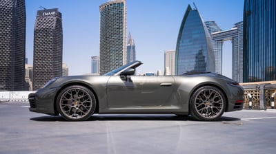 اللون الرمادي Porsche 911 Carrera Cabrio للإيجار في دبي 1