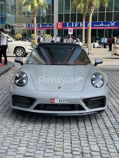 Grise Porsche 911 Carrera 4s cabrio en location à Dubai 0