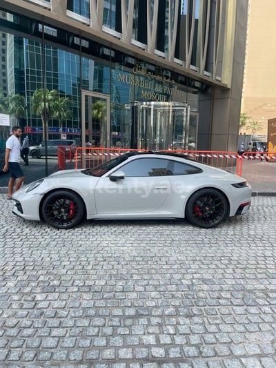 Gris Porsche 911 Carrera 4s cabrio en alquiler en Dubai 1