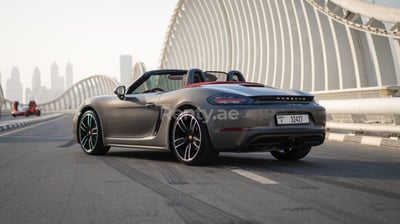 اللون الرمادي Porsche Boxster للإيجار في أبو ظبي 0