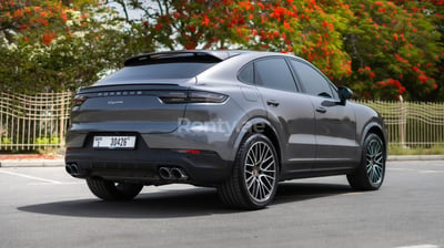 اللون الرمادي Porsche Cayenne coupe للإيجار في دبي 1