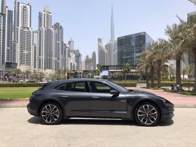 Gris Porsche Taycan en alquiler en Abu-Dhabi 1