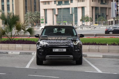 Grise Range Rover Discovery en location à Abu-Dhabi 0