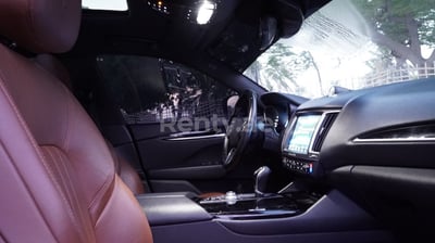 اللون الرمادي Range Rover Evoque للإيجار في دبي 0