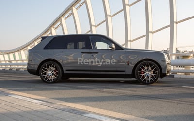 Grau Rolls Royce Cullinan Black Badge Mansory zur Miete in Abu-Dhabi 0