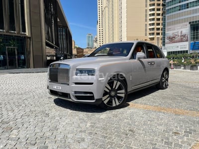 Grey Rolls Royce Cullinan for rent in Abu-Dhabi 0