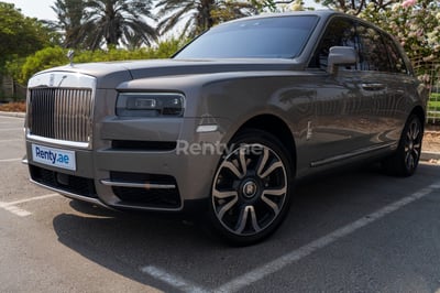 Gris Rolls Royce Cullinan en alquiler en Abu-Dhabi 0