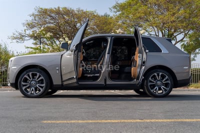 اللون الرمادي Rolls Royce Cullinan للإيجار في دبي 1